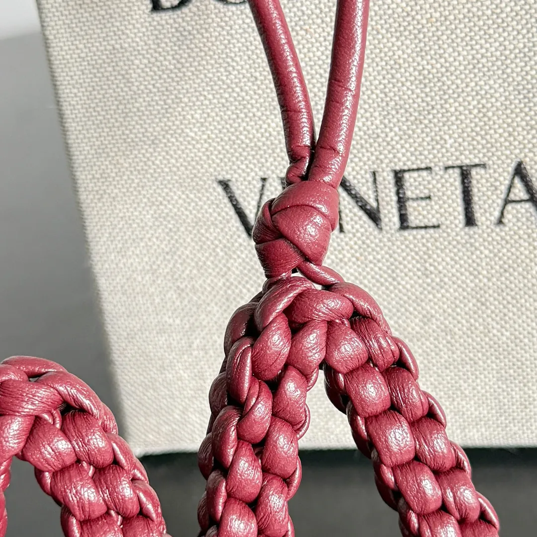 Batch 420 Let’s see what new cute little thing BV has released~ It’s this letter pendant, which is different from the puppy pendant. The weaving of this letter is more three-dimensional, and the material is very solid, and it is not easy to deform even if it is folded. Style number: M